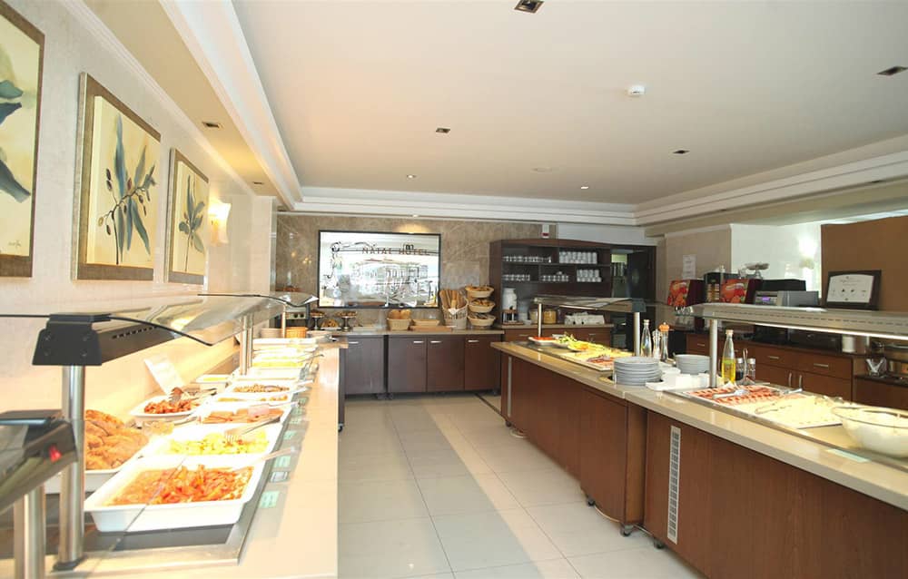 Hotel Naias dorucak u restoranu.jpg