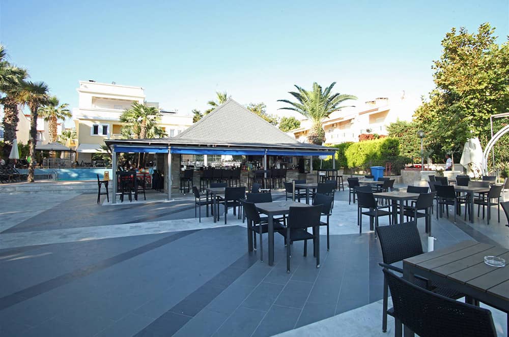 Hotel Naias pool bar.jpg