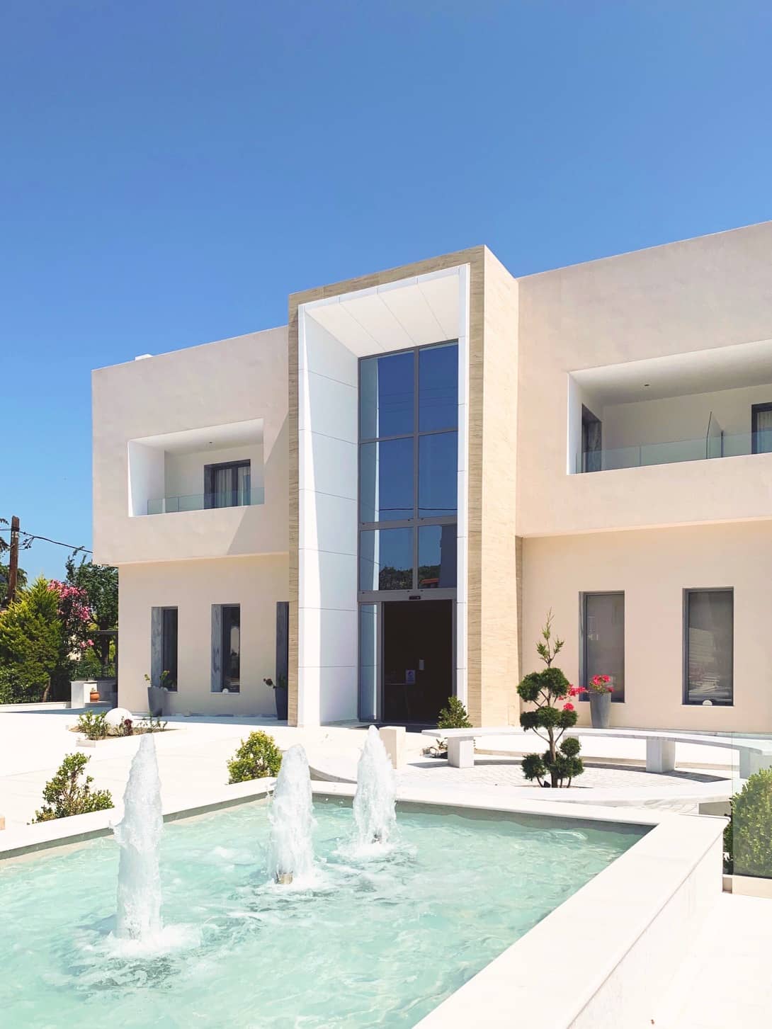 Hotel Naias spolja.jpg