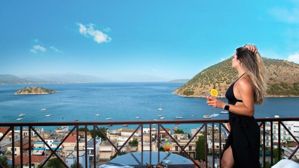 Hotel King Minas - Pogled sa balkona na more i ostrva.jpg