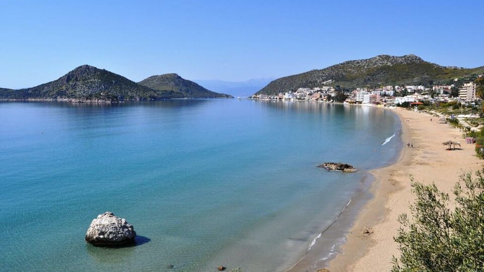 King Minas hotel - Pogled na plažu i okolna ostrva.jpg