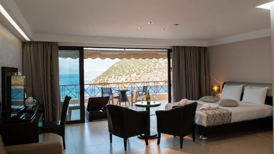 King Minas hotel - Pogled na sobu i balkon.jpg