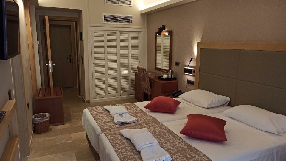 King Minas hotel - Pogled na sobu iz drugog ugla.jpg