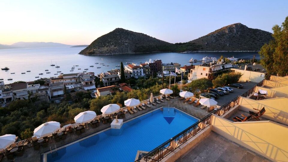 King Minas hotel - pogled na bazen, more i okolna ostrva.jpg