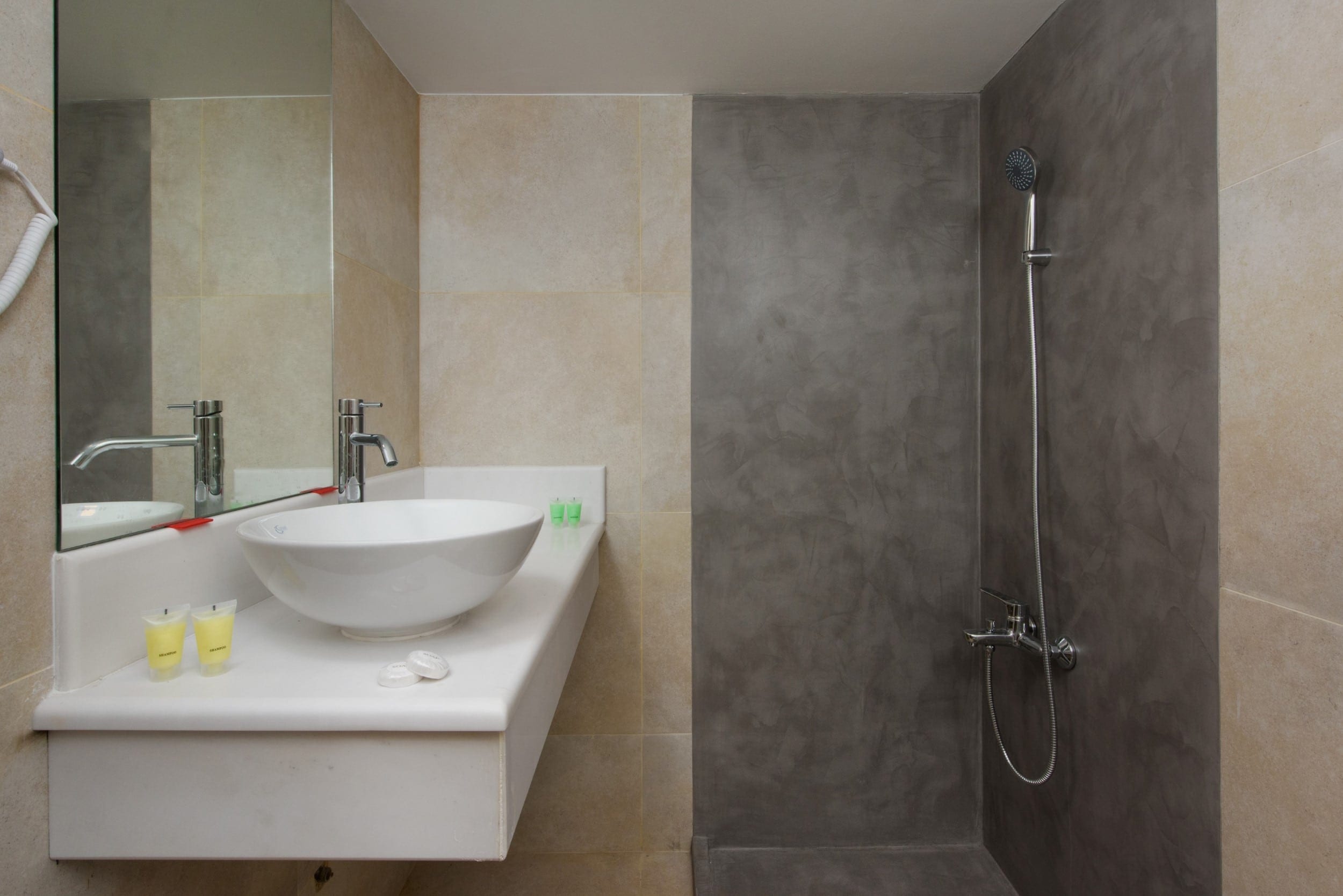 Hotel Angelo Del Arte bathroom 1.jpg