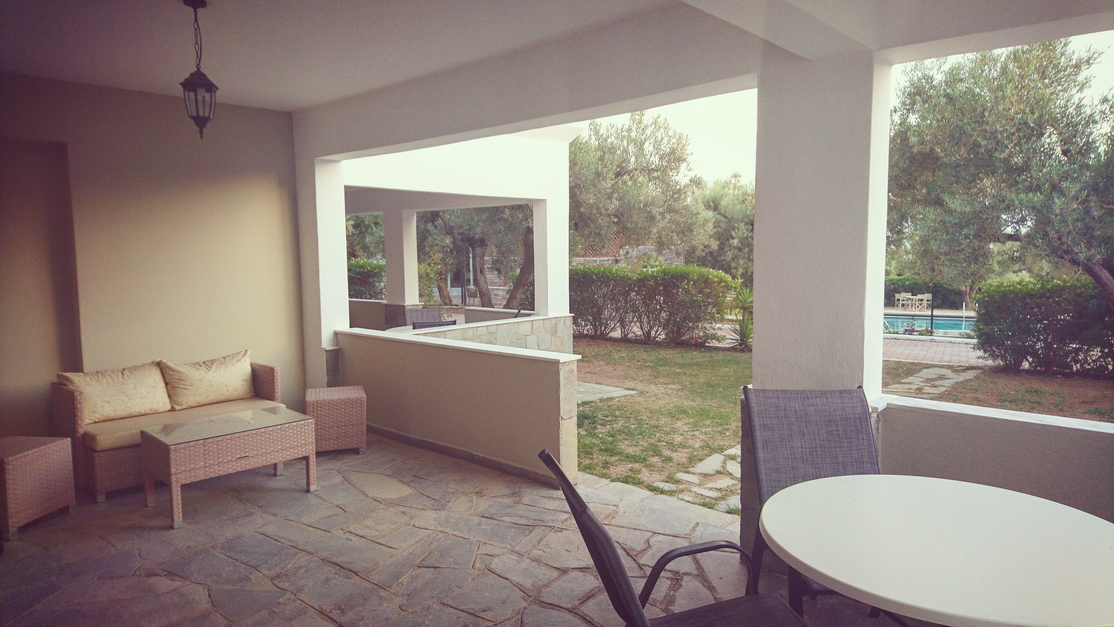 Asteris Village Hotel - Junior suites - Nameštena terasa.jpg