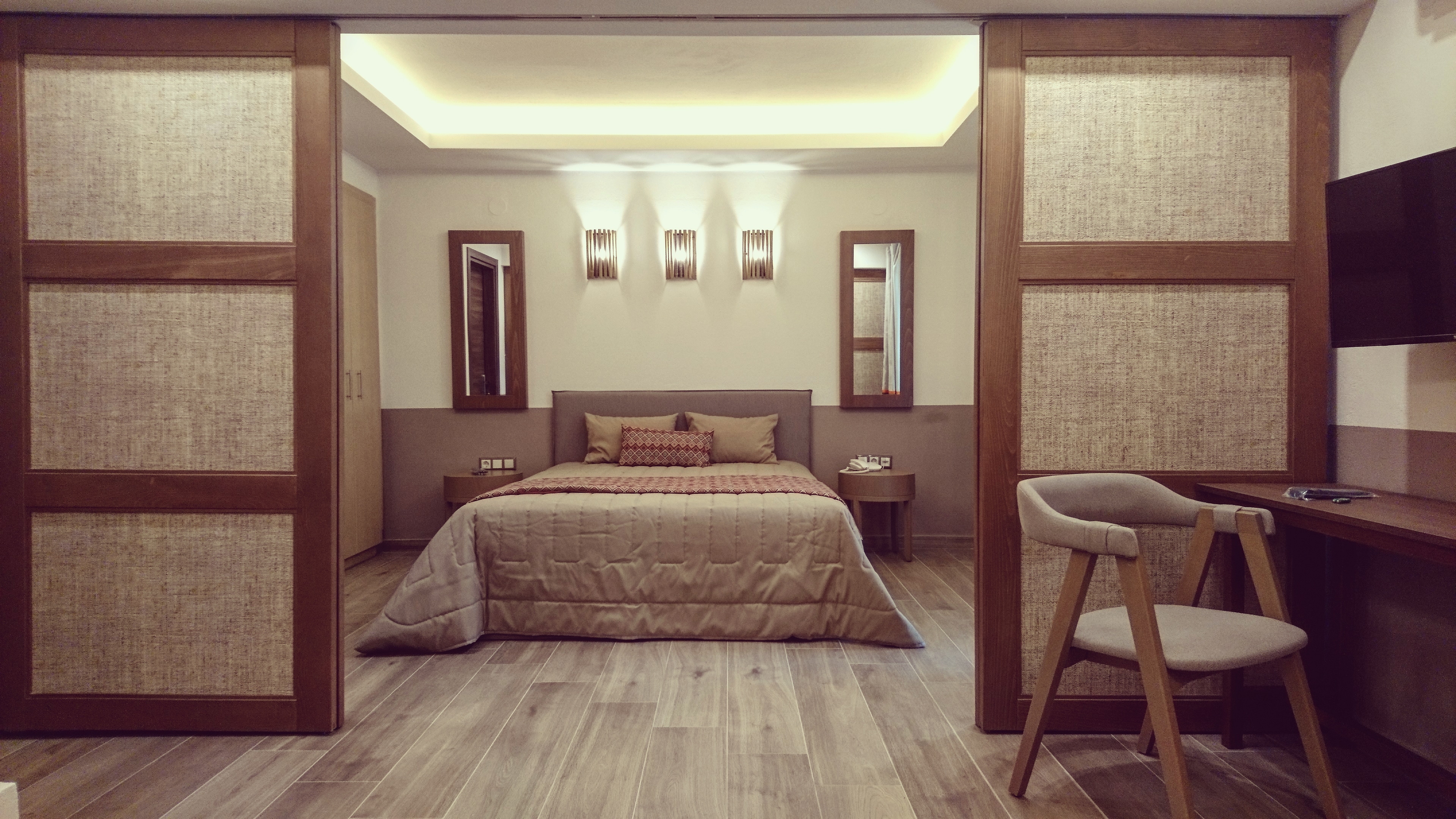 Asteris Village Hotel - Junior suites - pogled na francuski ležaj.jpg