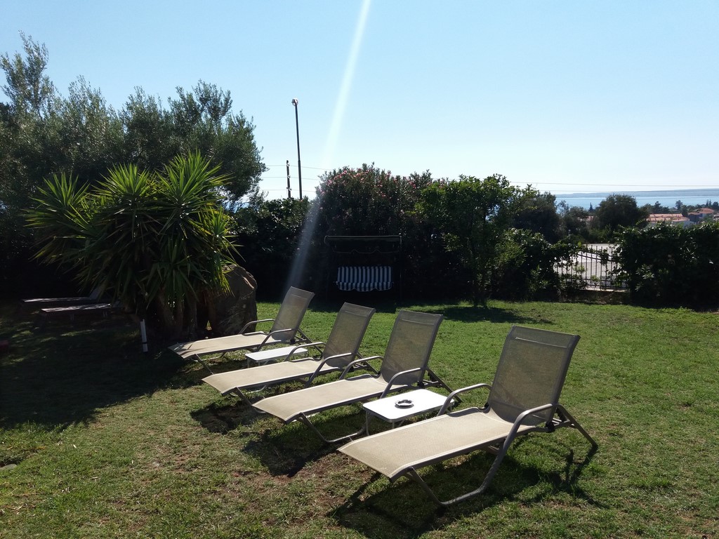 Asteris Village Hotel - Ležaljke u bašti hotela.jpg