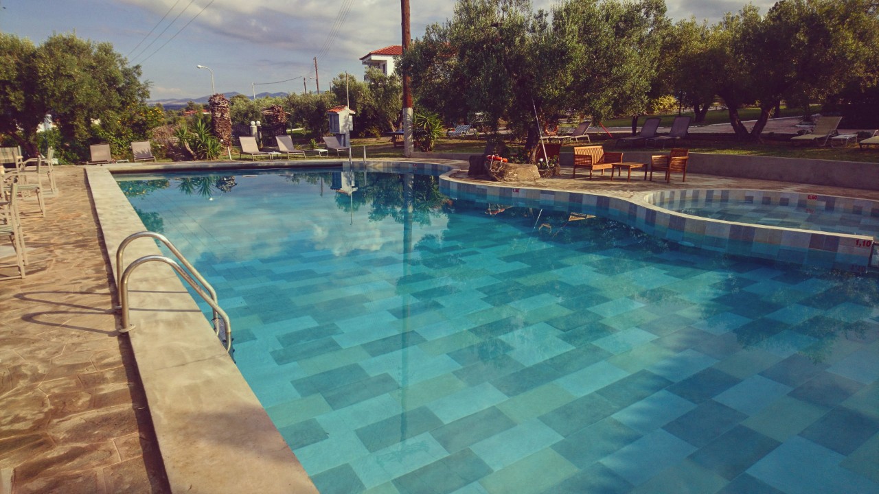 Asteris Village Hotel - Pogled na bazen iz još jednog ugla.jpg