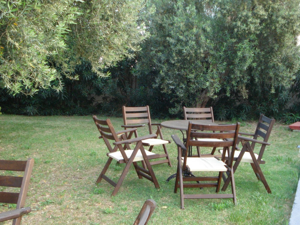 Asteris Village Hotel - Sto i stolice u bašti.jpg