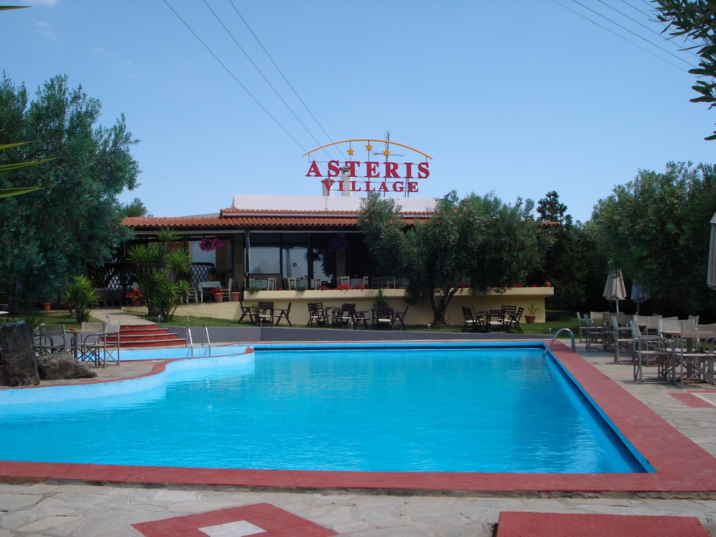 Asteris Village Hotel - economy studio- bazen i reklama hotela.jpg
