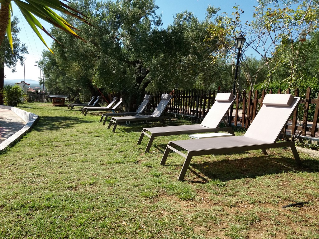 Asteris Village Hotel - economy studio- ležaljke pored bazena.jpg