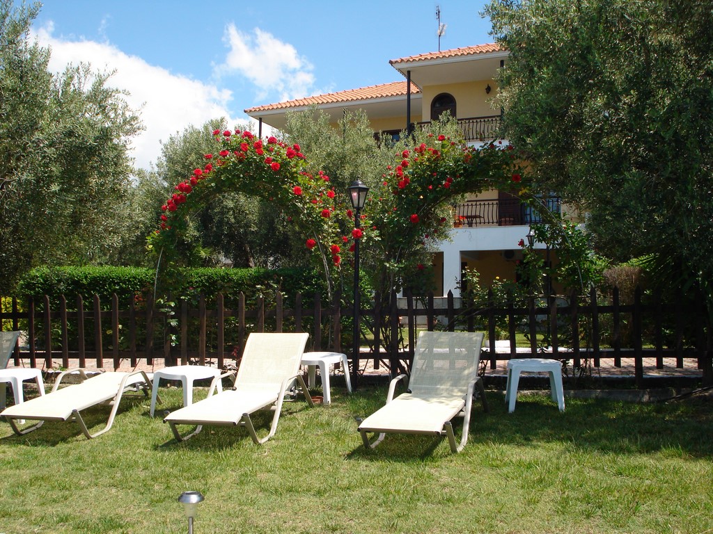 Asteris Village Hotel - economy studio- platnene ležaljke pored bazena.jpg