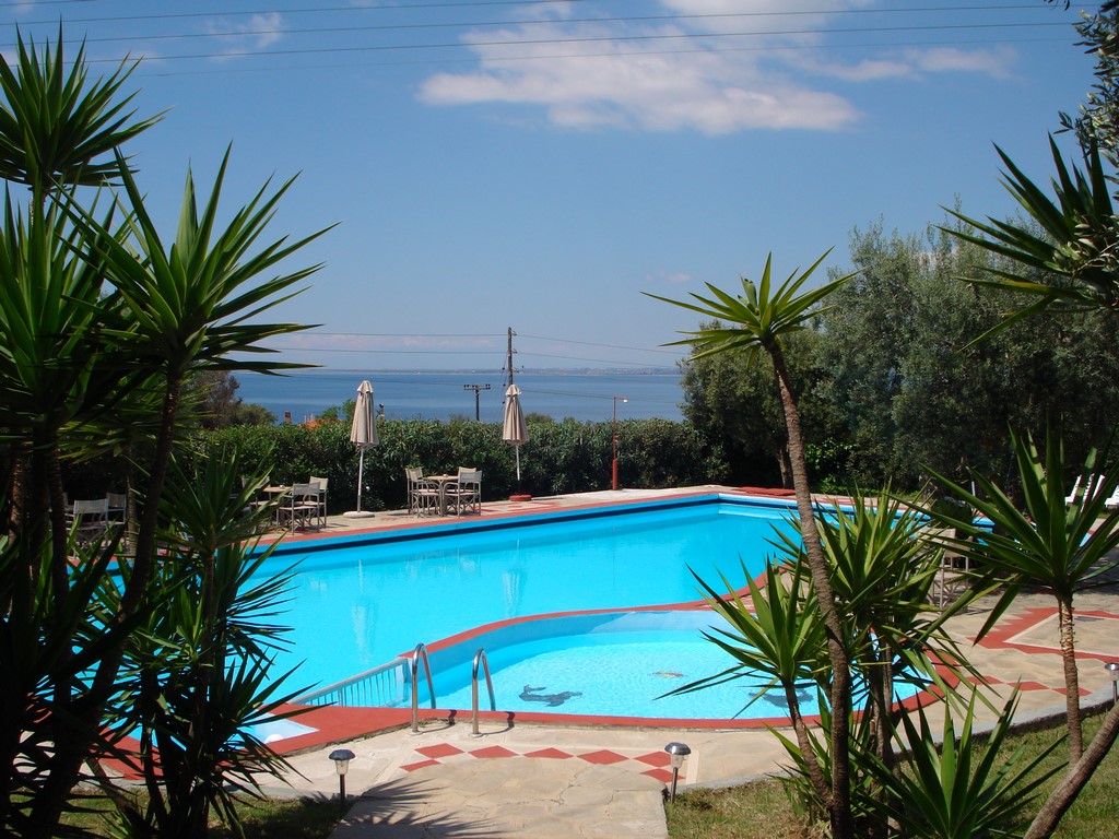 Asteris Village Hotel - economy studio- pogled na detalje pored bazena.jpg
