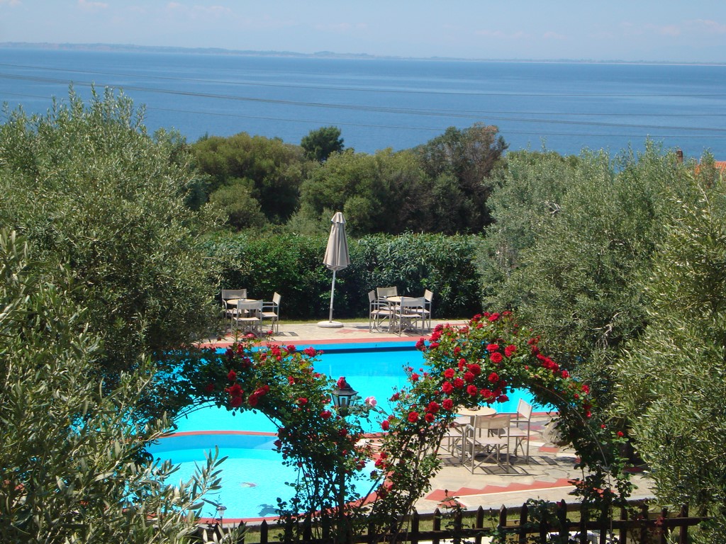 Asteris Village Hotel - pogled na bazen iz daleka.jpg
