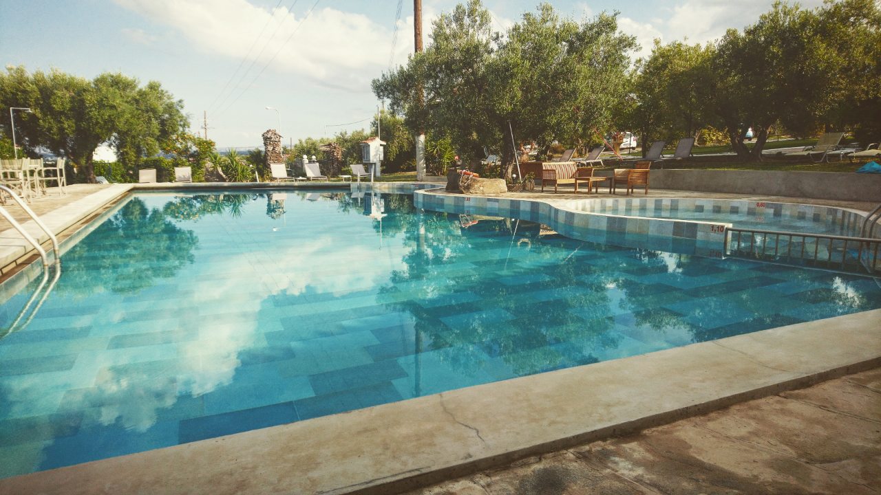 Asteris Village Hotel - pogled na bezen.jpg