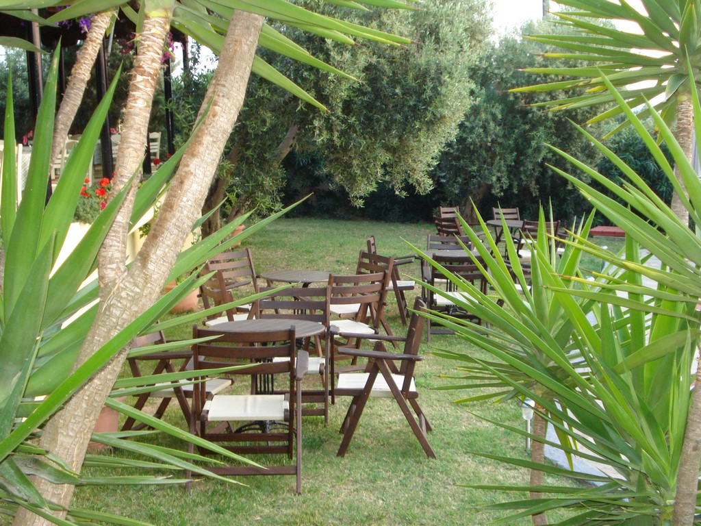 Asteris Village Hotel - stolovi i stolice u bašti.jpg