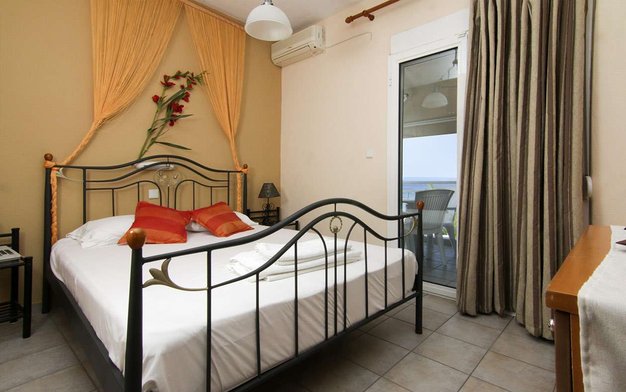 Sunset hotel - Apartment - pogled na francuski ležaj.jpg