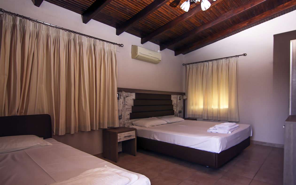 Sunset hotel - Apartment - pogled na krevete.jpg