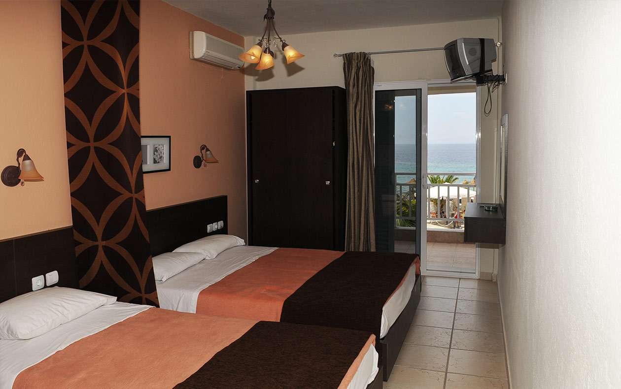 Sunset hotel - Triple studio pogled na sobu.jpg
