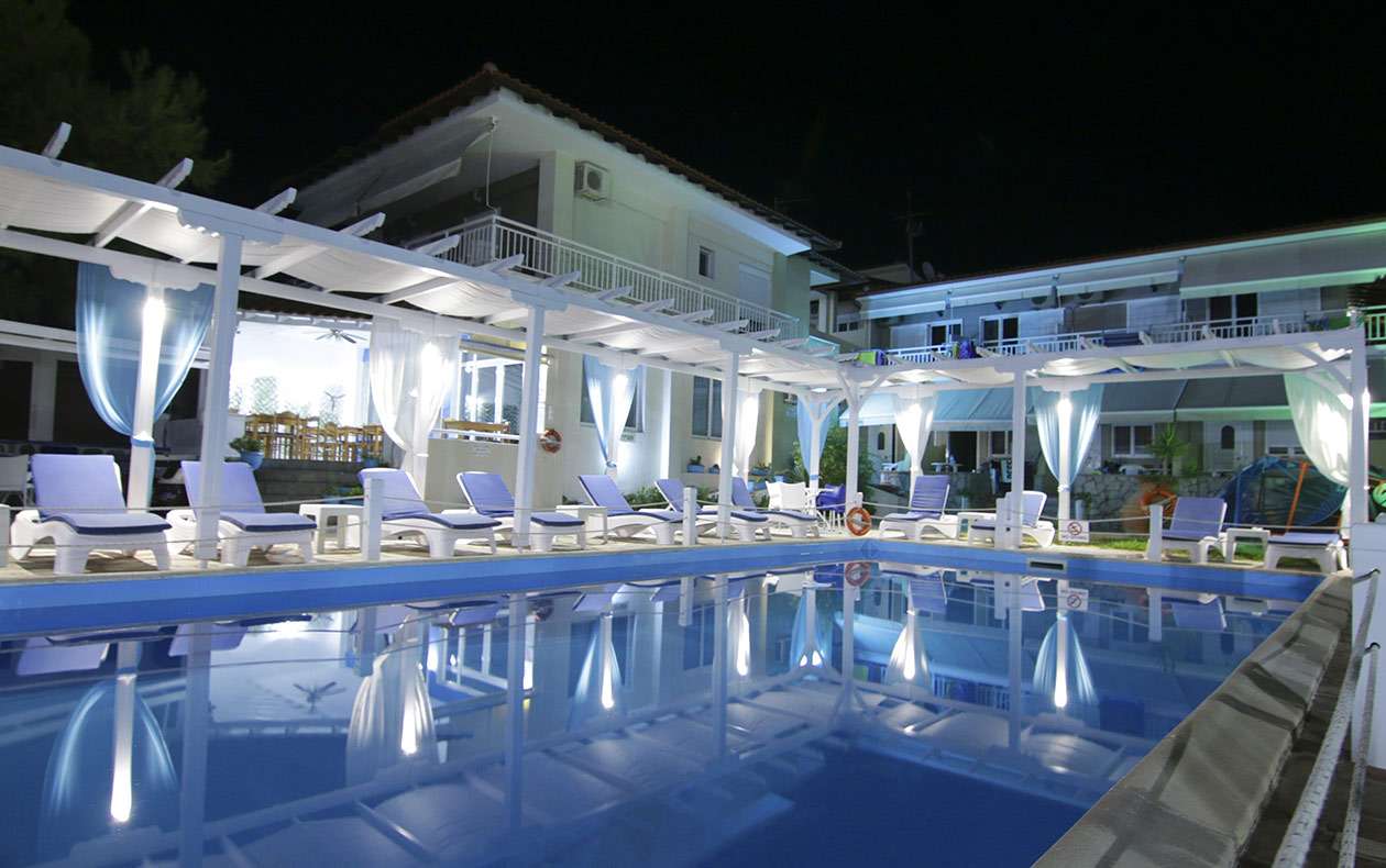 Sunset hotel - bazen noću.jpg