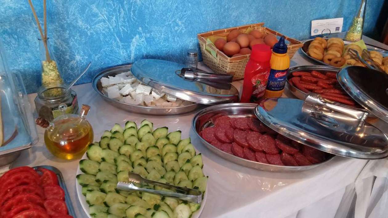 Sunset hotel - švedski sto iz drugog ugla.jpg