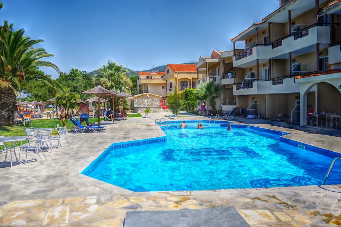 Rahoni Bay Resort Hotel-Bazen.jpg