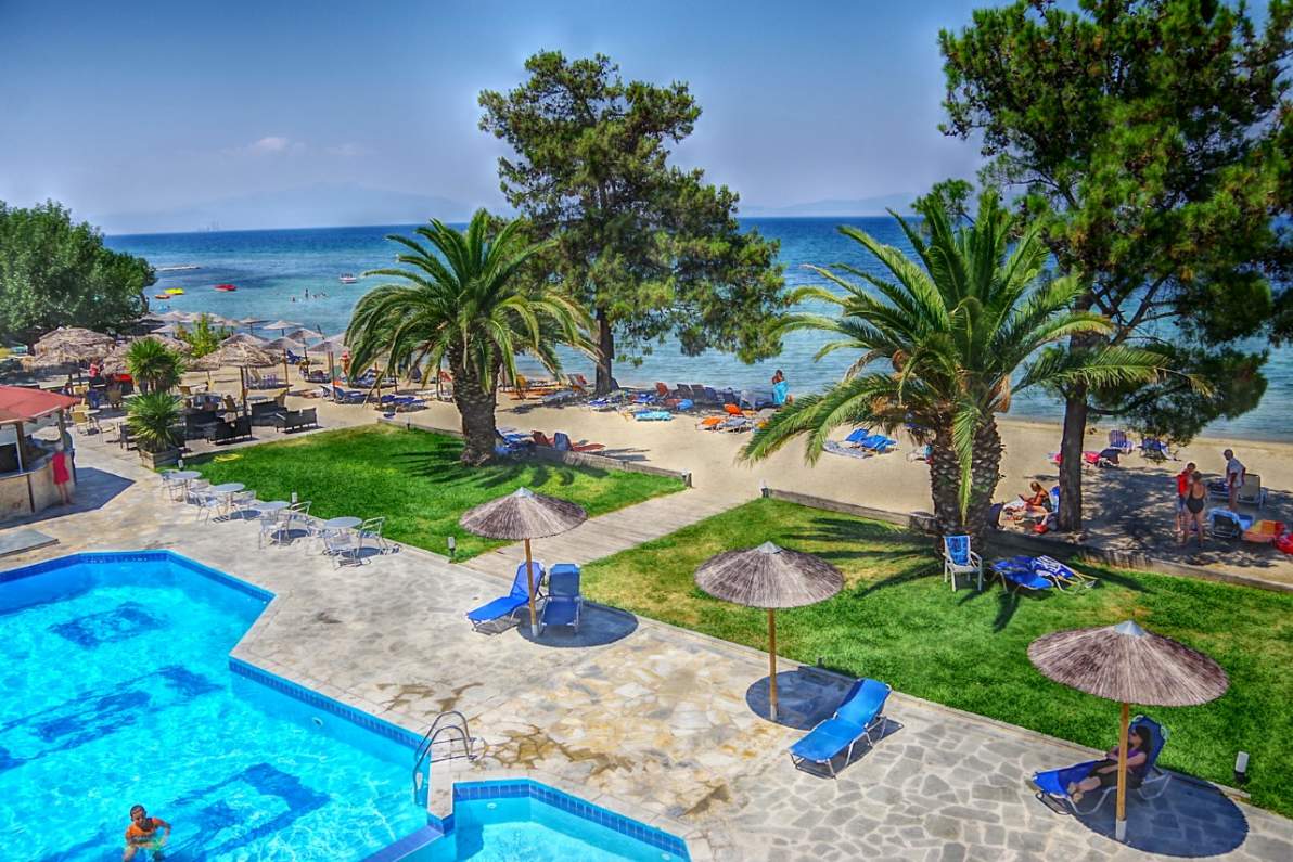 Rahoni Bay Resort Hotel-Okruzenje ispred hotela.jpg