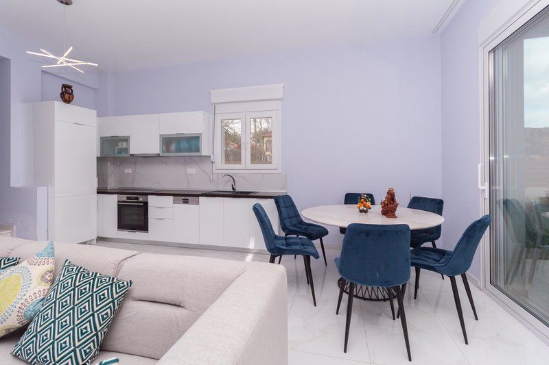 Acrotel Porto Brava Luxury Villas - kuhinja i deo za sedenje.jpg