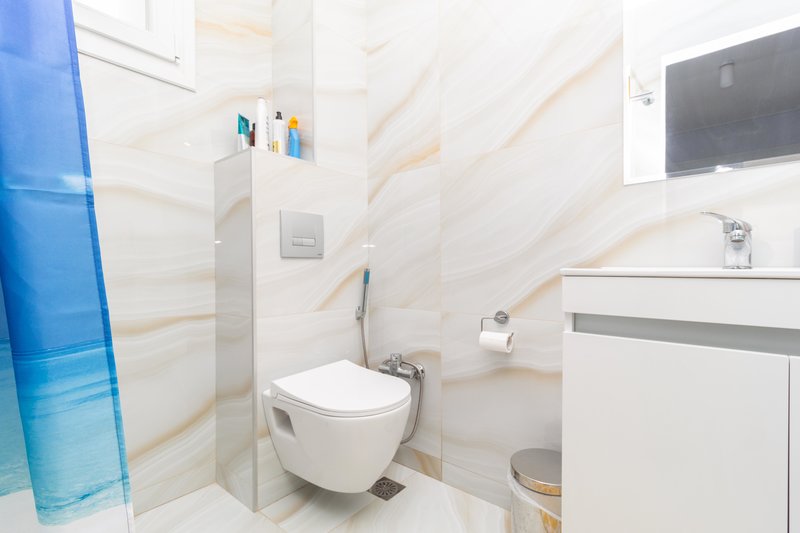 Acrotel Porto Brava Luxury Villas - kupatilo u split level apartment sobi.jpg