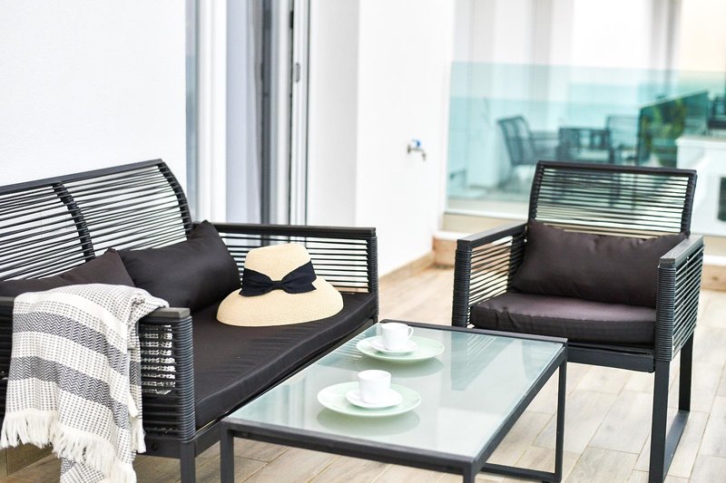 Acrotel Porto Brava Luxury Villas - opremljeni balkon sobe.jpg