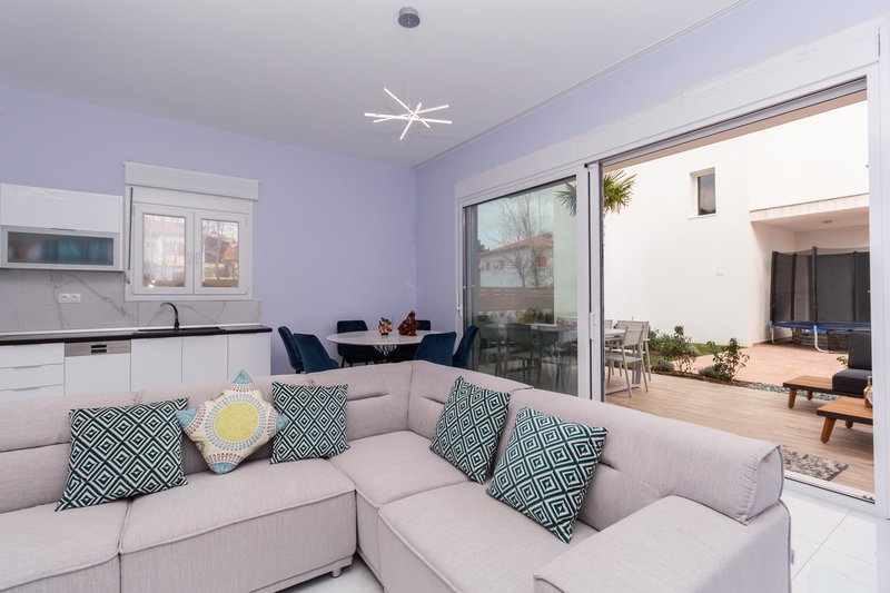 Acrotel Porto Brava Luxury Villas - pogled iz soba ka terasi.jpg