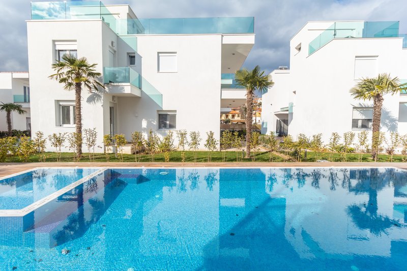 Acrotel Porto Brava Luxury Villas - pogled na bazen i objekat.jpg