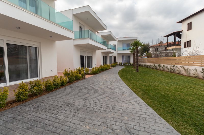 Acrotel Porto Brava Luxury Villas - staza u bašti hotela.jpg