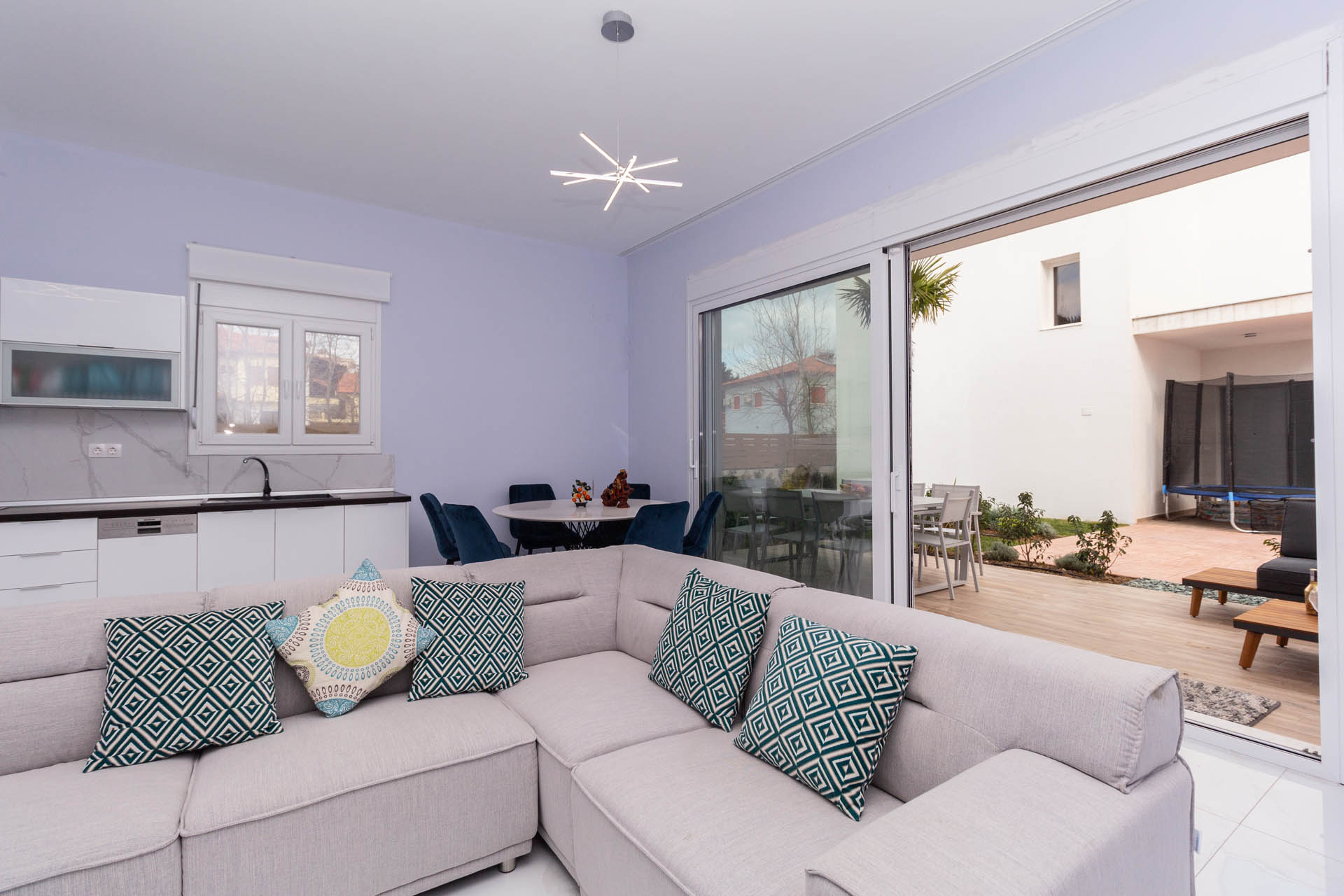 Porto Brava Luxury Villas - Dnevna soba sa balkonom i baštom.jpg