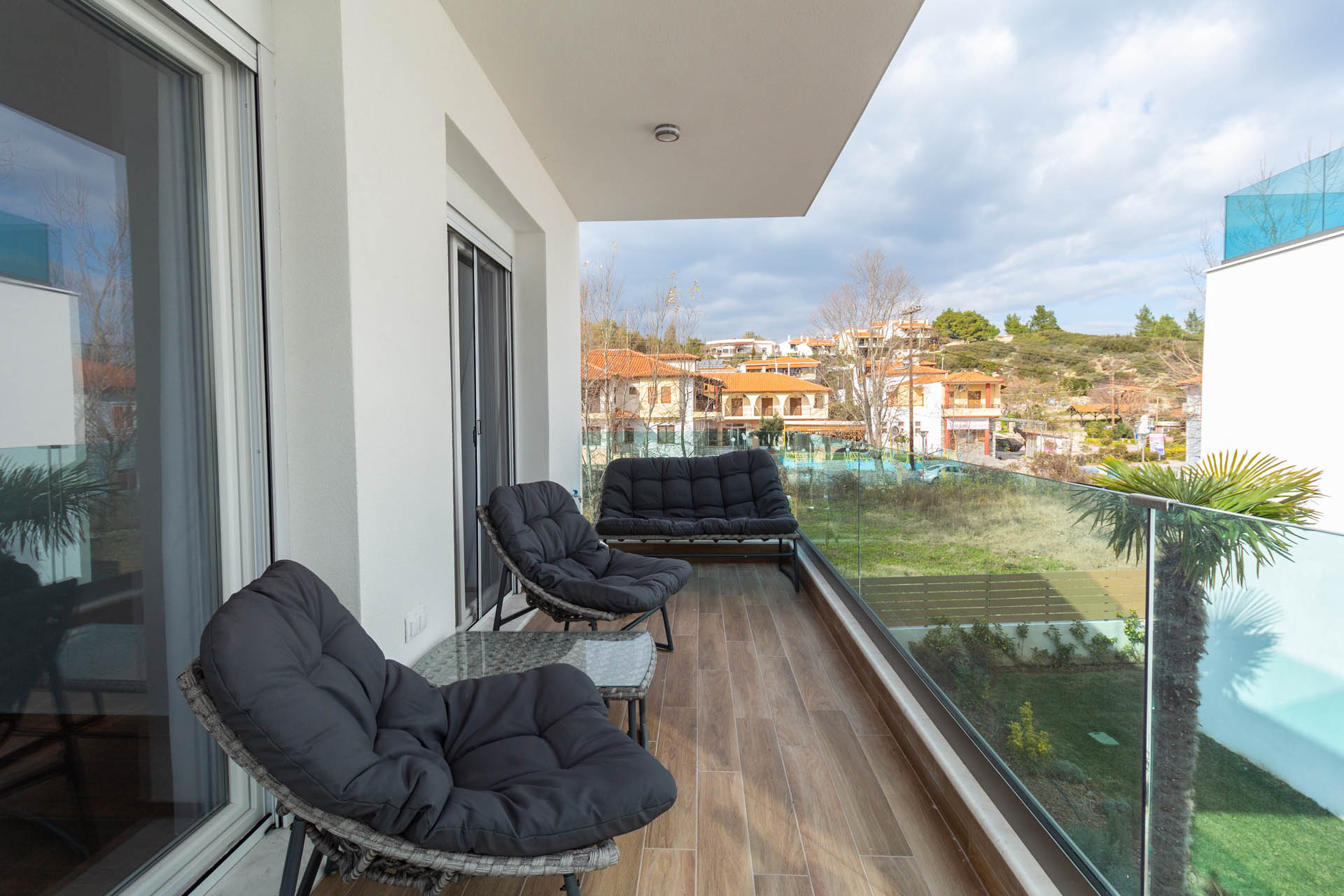 Porto Brava Luxury Villas - Pogled sa balkona na selo.jpg