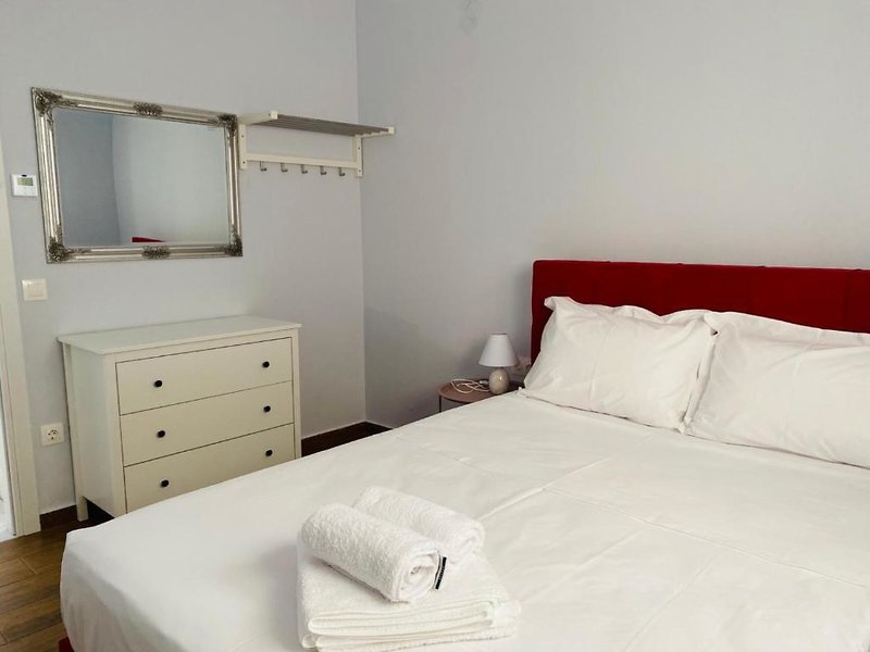 francuski ležaj u split level apartments sobi iz drugog ugla.jpg