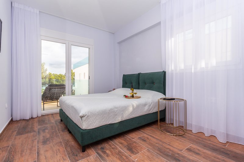 francuski ležaj u split level apartments sobi.jpg