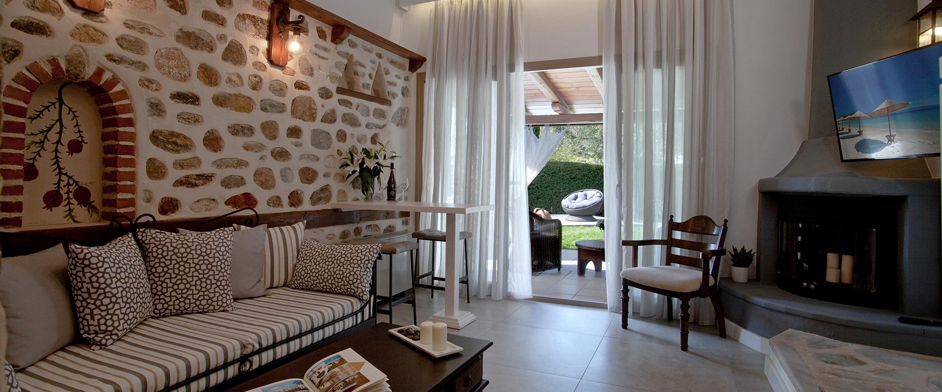 Acrotel Athena Residence - Soba sa izlazom na privatni bazen.jpg