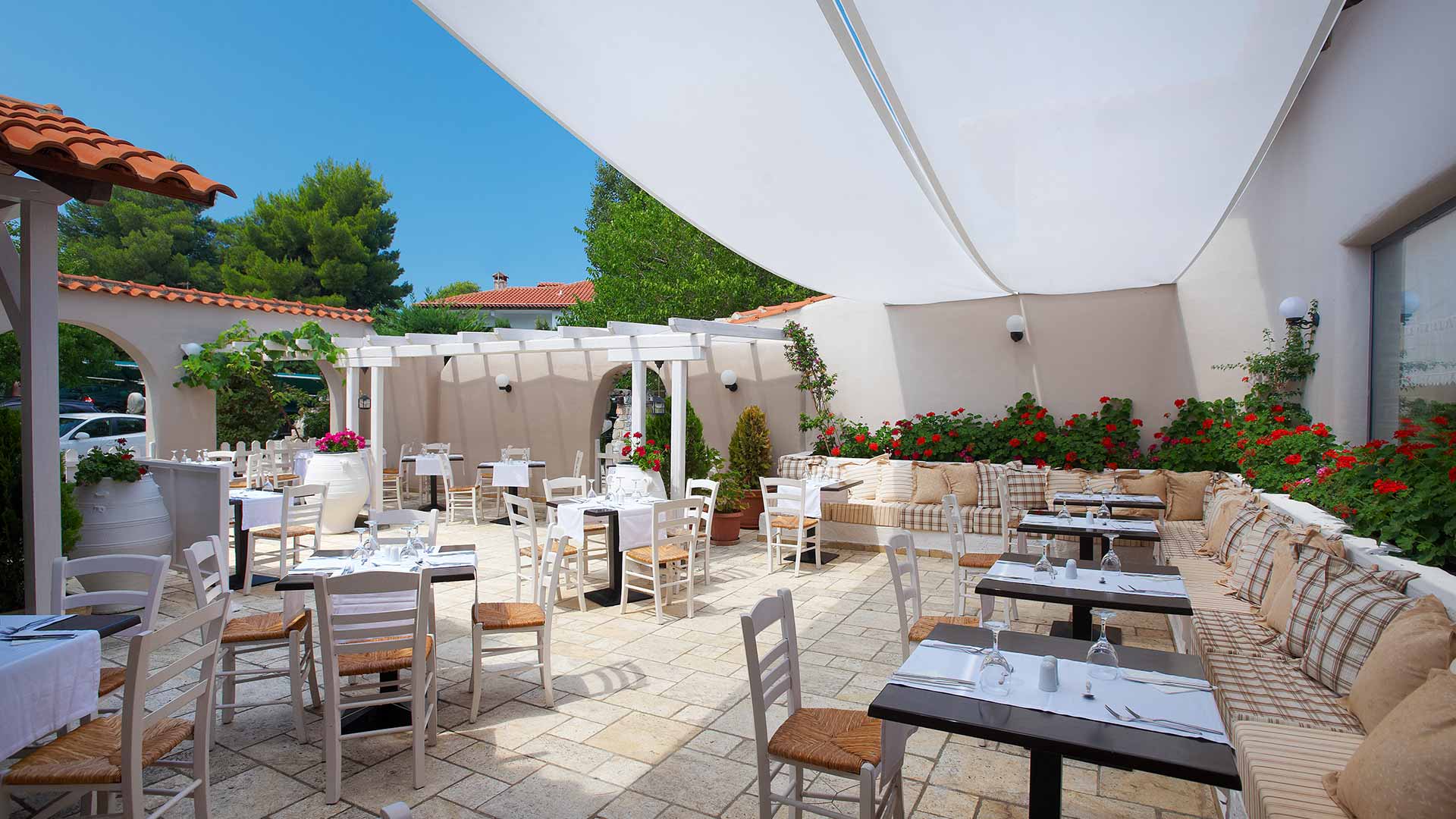 Acrotel Athena Residence - bašta restorana.jpg