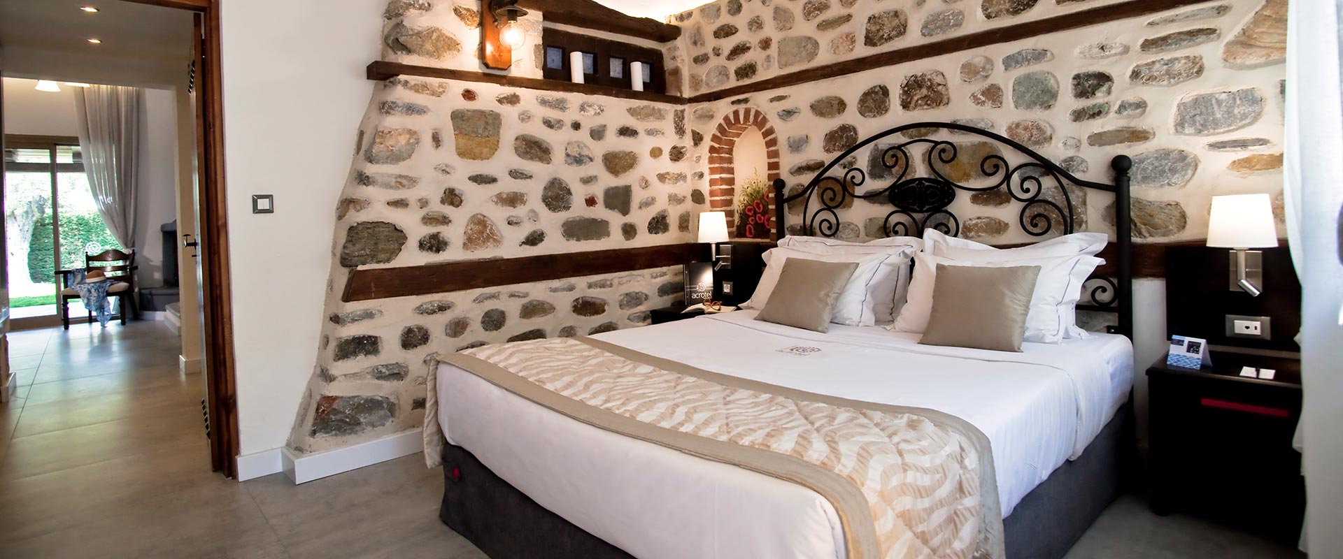 Acrotel Athena Residence - francuski ležaj.jpg