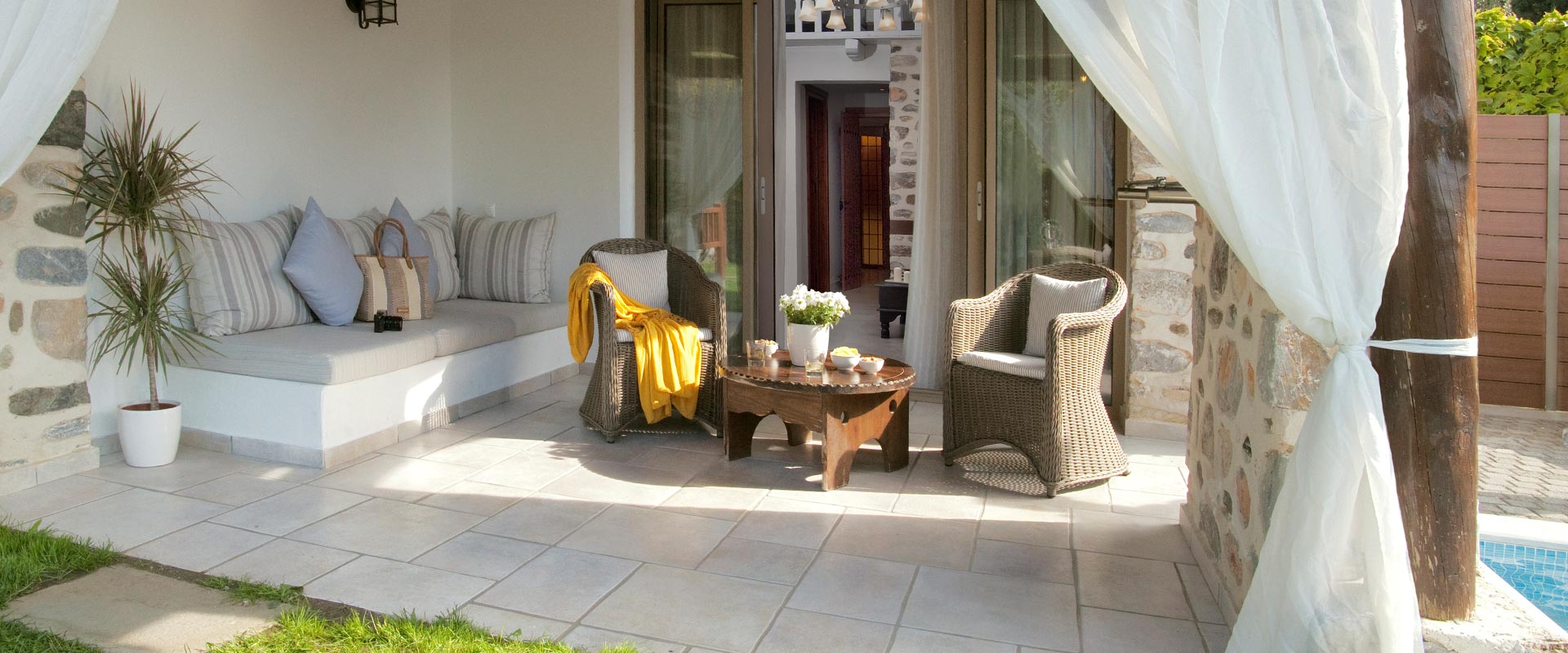 Acrotel Athena Residence - opremljena veranda.jpg