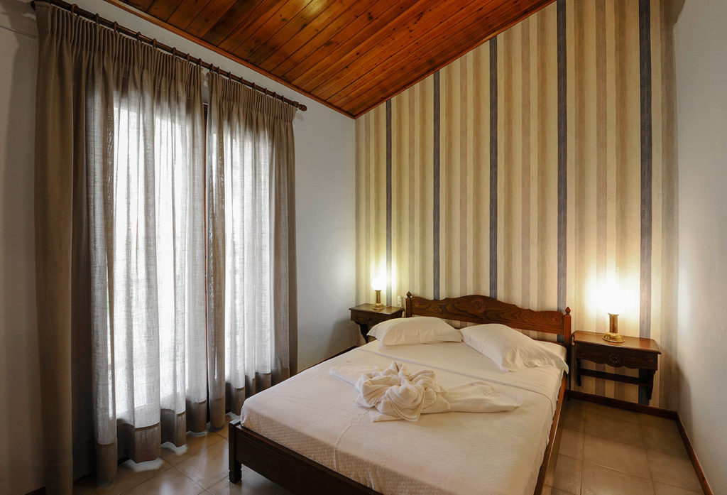 Hotel Trikorfo Beach - Spavaća soba na spratu sa francuskim ležajem.jpg