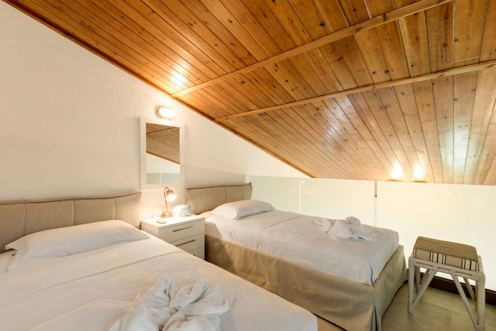 Hotel Trikorfo Beach - Spavaća soba sa dva odvojena kreveta.jpg