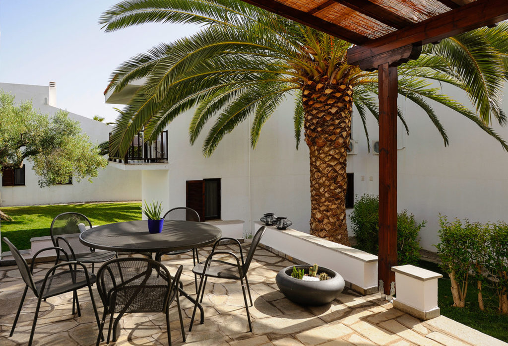 Hotel Trikorfo Beach - Veranda ispred hotela.jpg