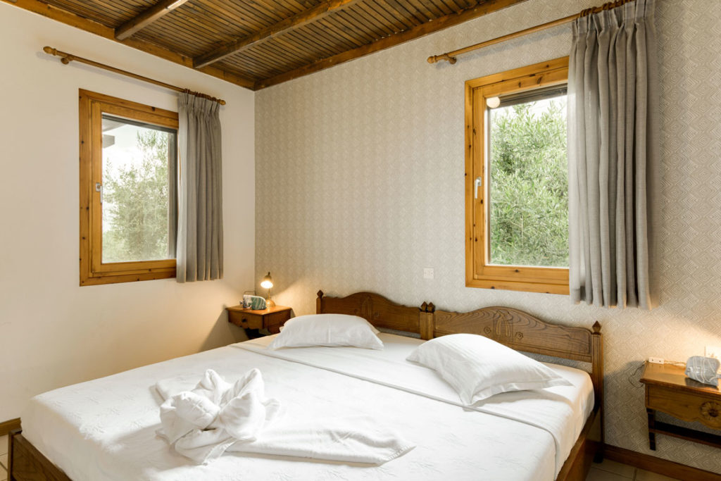 Trikorfo Beach hotel - Bračni krevet u bungalovu.jpg