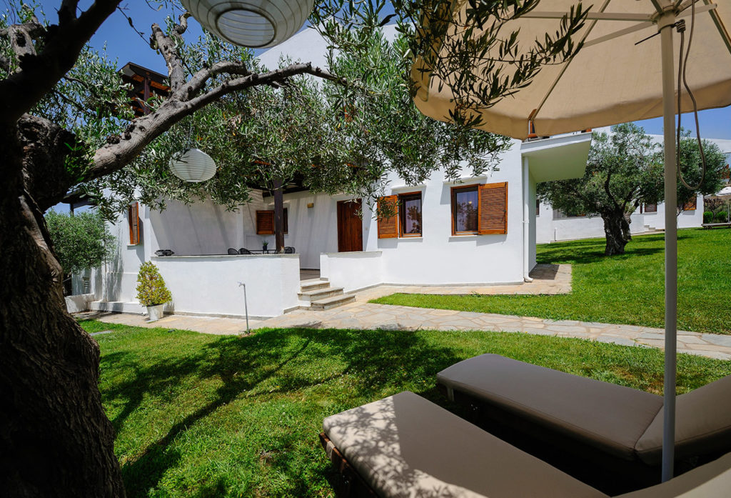Trikorfo Beach hotel - Bungalov spolja.jpg