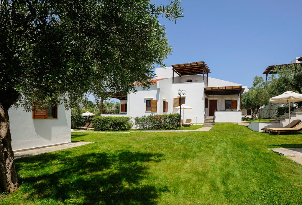 Trikorfo Beach hotel - Bungalovi spolja.jpg
