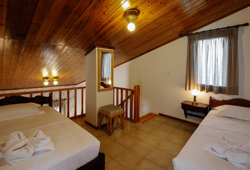 Trikorfo Beach hotel - Dva odvojena kreveta u spavaćoj sobi na spratu.jpg