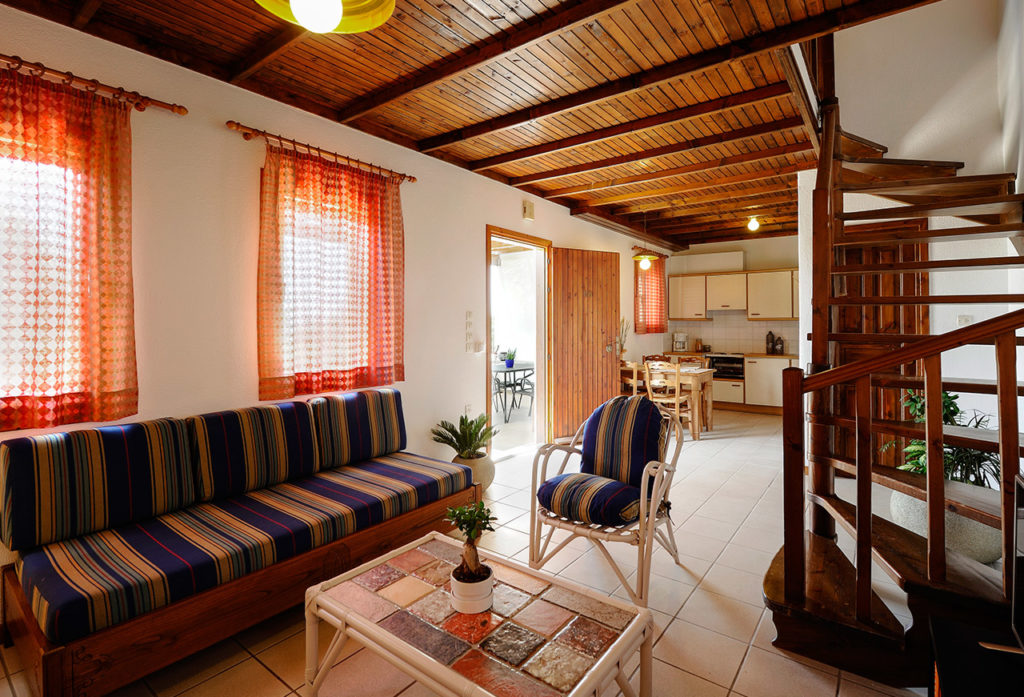 Trikorfo Beach hotel - Nameštaj u dnevnom boravku.jpg
